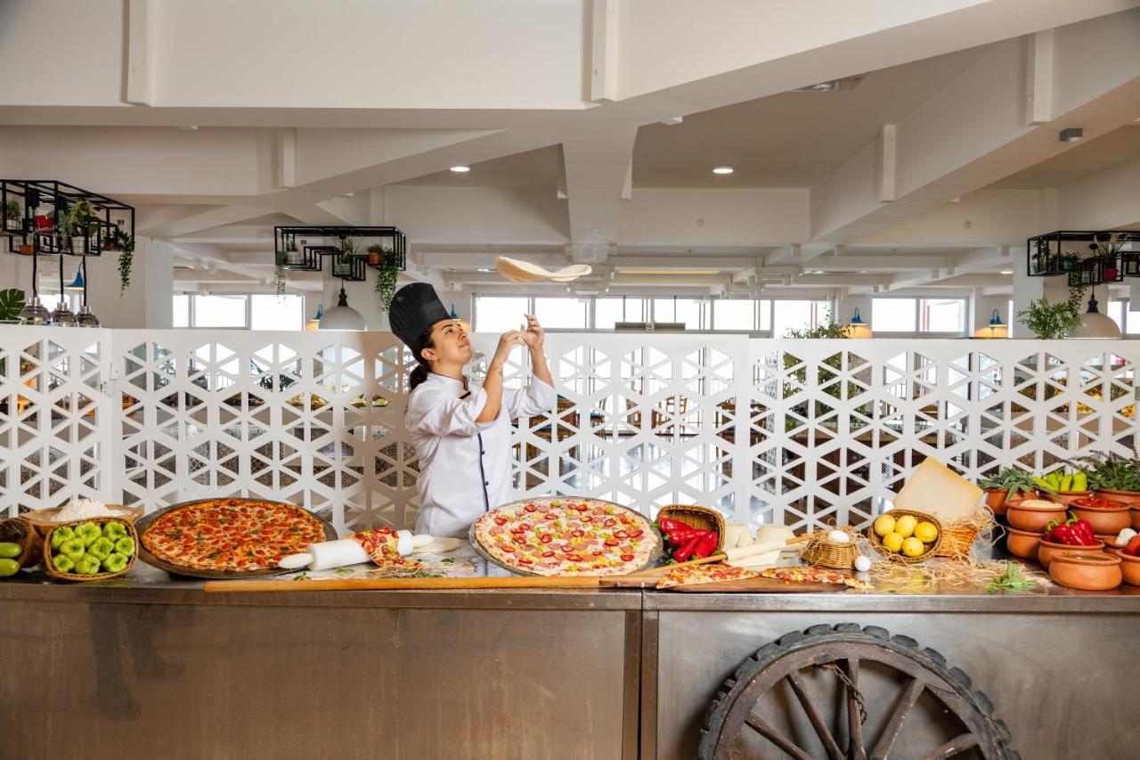 Tt ホテルズ ハイドロス クラブ ケメル エクステリア 写真 Chef preparing pizza at the buffet
