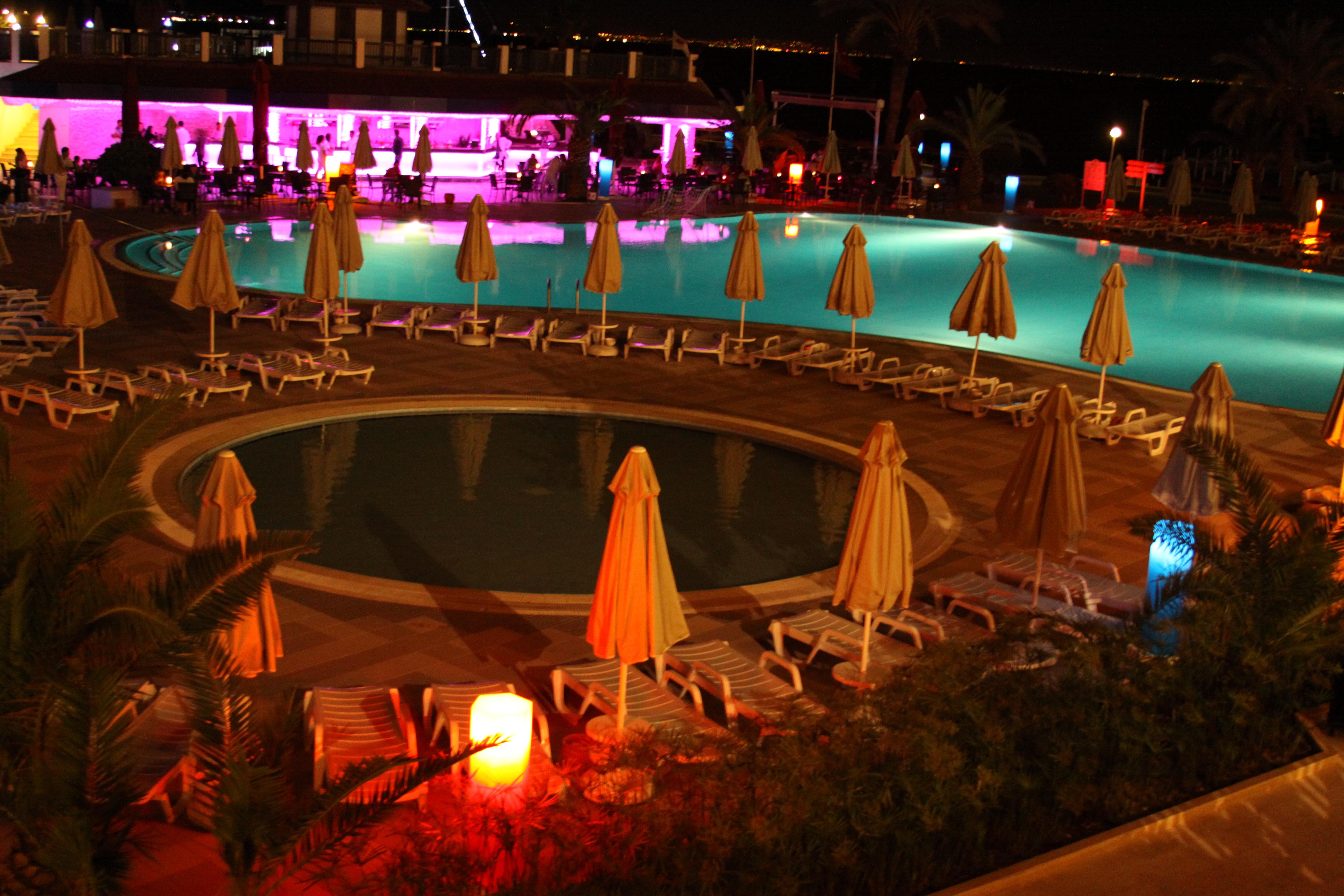 Tt ホテルズ ハイドロス クラブ ケメル エクステリア 写真 The pool at night
