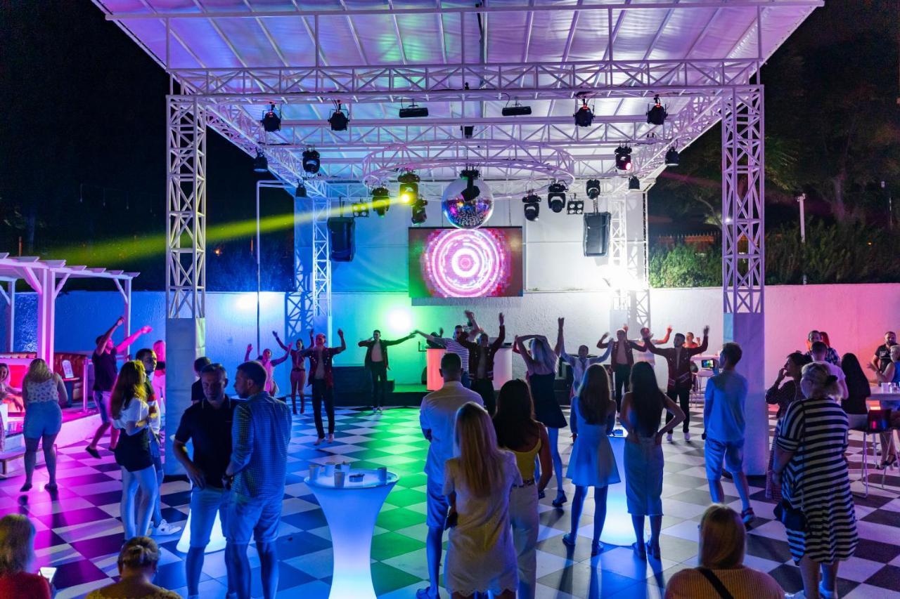 Tt ホテルズ ハイドロス クラブ ケメル エクステリア 写真 Dancefloor at a nightclub in Ibiza