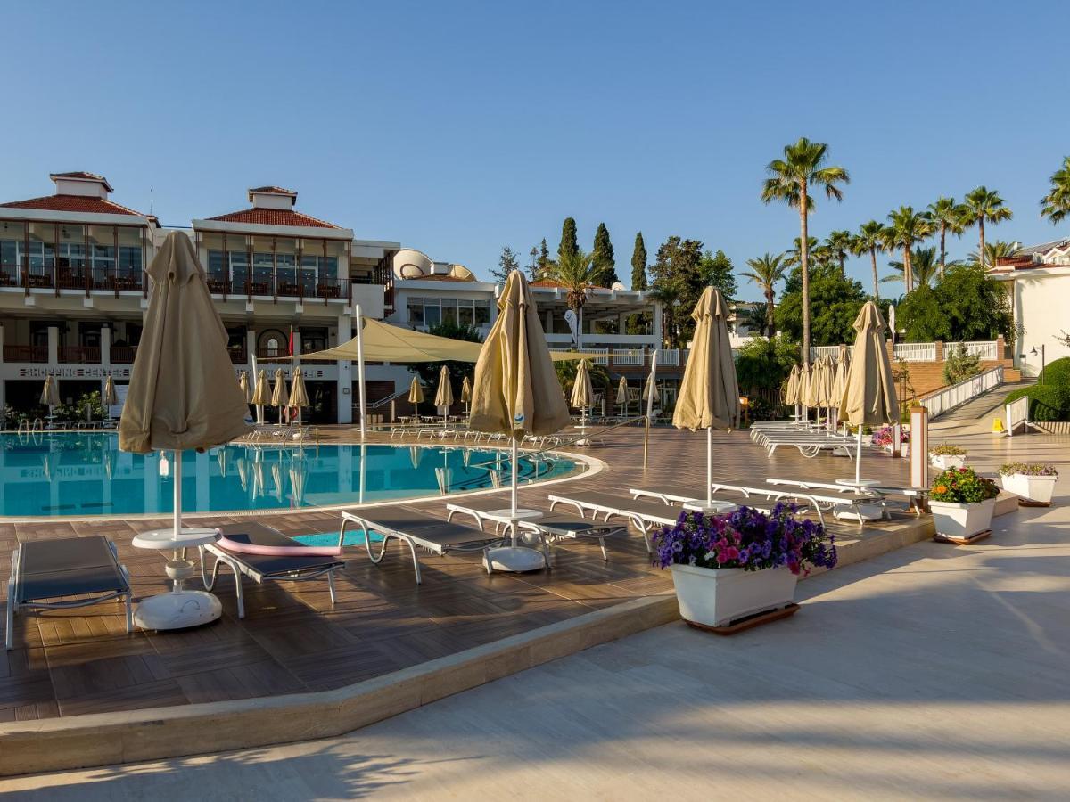 Tt ホテルズ ハイドロス クラブ ケメル エクステリア 写真 A pool at a hotel in Turkey